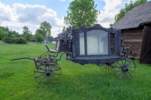 24.06.2024. Tokarnia. Muzeum Wsi Kieleckiej. Pogrzebowy pojazd paradny. Zabytkowy karawan / Fot. Mariusz Łężniak - Muzeum Wsi Kieleckiej