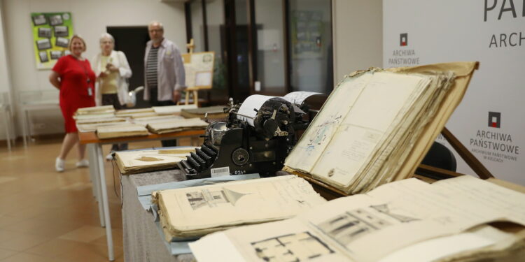 Historie mierzone w kilometrach - Międzynarodowy Dzień Archiwów - Radio Kielce 07.06.2024. Kielce. Archiwum Państwowe. Międzynarodowy Dzień Archiwów / Fot. Wiktor Taszłow - Radio Kielce