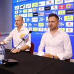 12.06.2024. Kielce. Briefing prasowy. Na zdjęciu (od lewej): Karol Jakubczyk - prezes Korony, Paweł Tomczyk - dyrektor sportowy Korony / Fot. Wiktor Taszłow - Radio Kielce