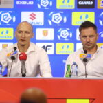12.06.2024. Kielce. Briefing prasowy. Na zdjęciu (od lewej): Karol Jakubczyk - prezes Korony, Paweł Tomczyk - dyrektor sportowy Korony / Fot. Wiktor Taszłow - Radio Kielce