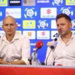 12.06.2024. Kielce. Briefing prasowy. Na zdjęciu (od lewej): Karol Jakubczyk - prezes Korony, Paweł Tomczyk - dyrektor sportowy Korony / Fot. Wiktor Taszłow - Radio Kielce