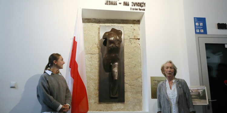 Rzeźba kielczanki z Paryża odsłonięta w Ośrodku Myśli Patriotycznej i Obywatelskiej w Kielcach