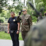 14.06.2024. Kielce. Obchody 80. rocznicy udanego zamachu na szefa siatki konfidentów Gestapo w Kielcach Franza Wittka. Na zdjęciu (z prawej): Dionizy Krawczyński - prezes Stowarzyszenia Rekonstrukcji Historycznych Jodła / Fot. Wiktor Taszłow - Radio Kielce