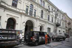 14.06.2024. Kielce. Teatr im. Stefana Żeromskiego. Montaż rzeźb przedstawiających cztery muzy na fasadzie budynku / Fot. Wiktor Taszłow - Radio Kielce