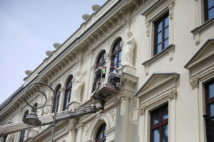 14.06.2024. Kielce. Teatr im. Stefana Żeromskiego. Montaż rzeźb przedstawiających cztery muzy na fasadzie budynku / Fot. Wiktor Taszłow - Radio Kielce