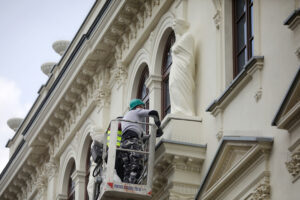 14.06.2024. Kielce. Teatr im. Stefana Żeromskiego. Montaż rzeźb przedstawiających cztery muzy na fasadzie budynku / Fot. Wiktor Taszłow - Radio Kielce