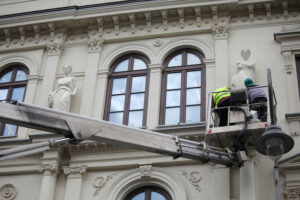 14.06.2024. Kielce. Teatr im. Stefana Żeromskiego. Montaż rzeźb przedstawiających cztery muzy na fasadzie budynku / Fot. Wiktor Taszłow - Radio Kielce