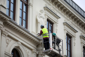 14.06.2024. Kielce. Teatr im. Stefana Żeromskiego. Montaż rzeźb przedstawiających cztery muzy na fasadzie budynku / Fot. Wiktor Taszłow - Radio Kielce