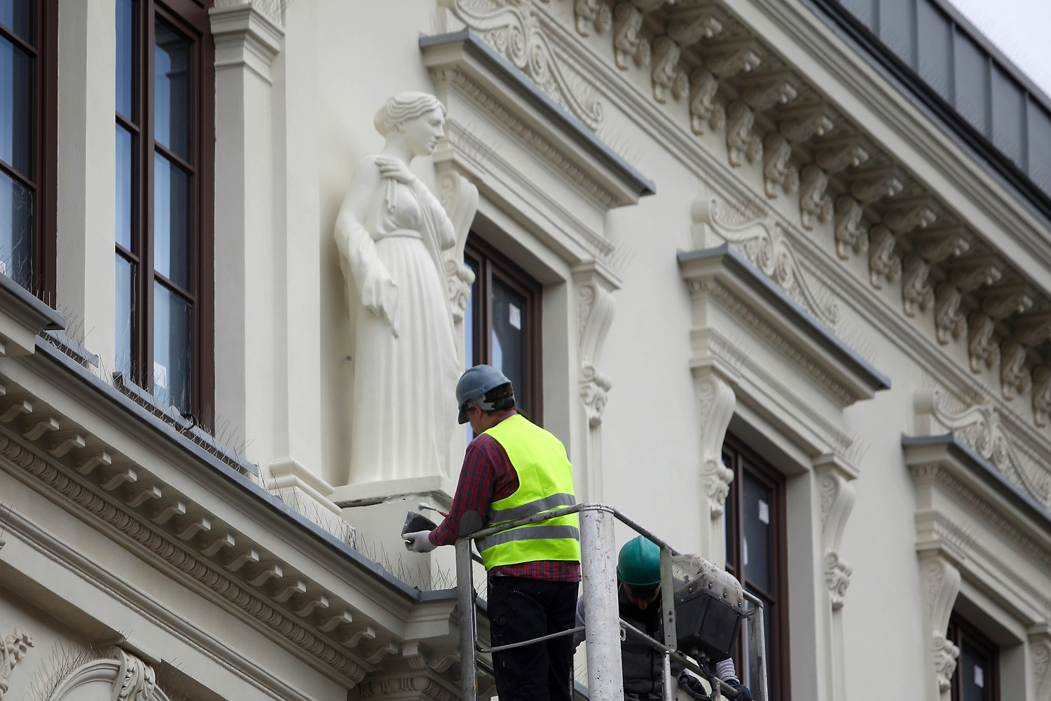 Kielce. Teatr im. Stefana Żeromskiego. Montaż rzeźb przedstawiających cztery muzy na fasadzie budynku