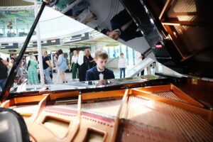 18.06.2024. Kielce. Dworzec Autobusowy. Happening "Bach na dworcu" / Fot. Wiktor Taszłow - Radio Kielce