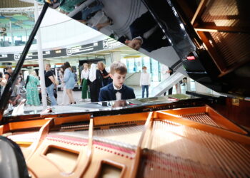 18.06.2024. Kielce. Dworzec Autobusowy. Happening "Bach na dworcu" / Fot. Wiktor Taszłow - Radio Kielce