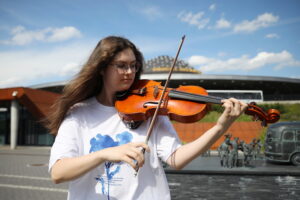 18.06.2024. Kielce. Dworzec Autobusowy. Happening "Bach na dworcu" / Fot. Wiktor Taszłow - Radio Kielce