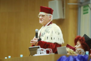 22.06.2024. Kielce. Zakończenie roku Uniwersytetu Dziecięcego UJK. Na zdjęciu: prof. Stanisław Głuszek - rektor UJK / Fot. Wiktor Taszłow - Radio Kielce