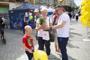 22.06.2024. Kielce. Program „Złota Sobota” Radia Kielce nadaje z ulicy Sienkiewicza podczas Święta Kielc. / Fot. Wiktor Taszłow - Radio Kielce