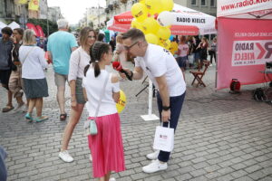 22.06.2024. Kielce. Program „Złota Sobota” Radia Kielce nadaje z ulicy Sienkiewicza podczas Święta Kielc. / Fot. Wiktor Taszłow - Radio Kielce