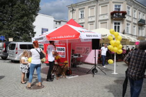 22.06.2024. Kielce. Program „Złota Sobota” Radia Kielce nadaje z ulicy Sienkiewicza podczas Święta Kielc. / Fot. Wiktor Taszłow - Radio Kielce