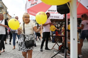 22.06.2024. Kielce. Program „Złota Sobota” Radia Kielce nadaje z ulicy Sienkiewicza podczas Święta Kielc. / Fot. Wiktor Taszłow - Radio Kielce