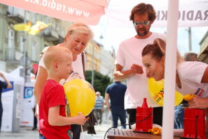 22.06.2024. Kielce. Program „Złota Sobota” Radia Kielce nadaje z ulicy Sienkiewicza podczas Święta Kielc. / Fot. Wiktor Taszłow - Radio Kielce