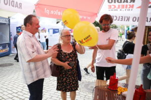 22.06.2024. Kielce. Program „Złota Sobota” Radia Kielce nadaje z ulicy Sienkiewicza podczas Święta Kielc. / Fot. Wiktor Taszłow - Radio Kielce