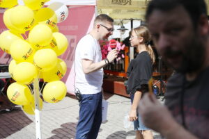 22.06.2024. Kielce. Program „Złota Sobota” Radia Kielce nadaje z ulicy Sienkiewicza podczas Święta Kielc. / Fot. Wiktor Taszłow - Radio Kielce