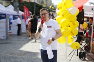 22.06.2024. Kielce. Program „Złota Sobota” Radia Kielce nadaje z ulicy Sienkiewicza podczas Święta Kielc. / Fot. Wiktor Taszłow - Radio Kielce