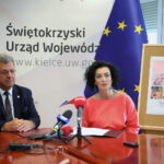 Galeria „Okrąglak” wznawia działalność - Radio Kielce 25.06.2024. Kielce. Urząd wojewódzki. Konferencja prasowa. Na zdjęciu (od lewej): Józef Bryk - wojewoda świętokrzyski, dr Lucyna Gozdek, artystka pochodząca ze Staszowa / Fot. Wiktor Taszłow -Radio Kielce