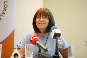 26.06.2024. Kielce. Wieczór Modnych Filantropów - konferencja. Na zdjęciu Małgorzata Surma - wicedyrektor Państwowego Liceum Sztuk Plastycznych w Kielcach. / Fot. Wiktor Taszłow - Radio Kielce