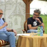 18.06.2024. Kielce. Dom Środowisk Twórczych w Kielcach. Spotkanie z sędzią Igorem Tuleyą. Na zdjęciu (od lewej): mecenas Edward Rzepka - prowadzący spotkanie, sędzia Igor Tuleya - polski prawnik / Fot. Sebastian Kalwat - Radio Kielce
