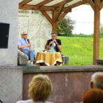 18.06.2024. Kielce. Dom Środowisk Twórczych w Kielcach. Spotkanie z sędzią Igorem Tuleyą. Na zdjęciu (od lewej): mecenas Edward Rzepka - prowadzący spotkanie, sędzia Igor Tuleya - polski prawnik / Fot. Sebastian Kalwat - Radio Kielce