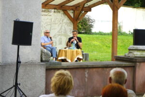 18.06.2024. Kielce. Dom Środowisk Twórczych w Kielcach. Spotkanie z sędzią Igorem Tuleyą. Na zdjęciu (od lewej): mecenas Edward Rzepka - prowadzący spotkanie, sędzia Igor Tuleya - polski prawnik / Fot. Sebastian Kalwat - Radio Kielce