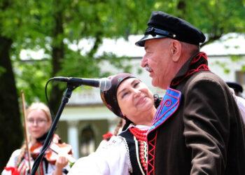 RYM SIĘ NIESIE PO POLU PO LESIE. „Szumiała leszczyna ” [POSŁUCHAJ] - Radio Kielce