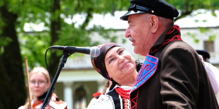 RYM SIĘ NIESIE PO POLU PO LESIE. „Szumiała leszczyna ” [POSŁUCHAJ] - Radio Kielce