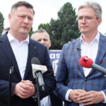 O oszustach i politycznych przebierańcach na finiszu kampanii wyborczej - Radio Kielce 06.05.2024 Kielce. Konferencja Trzeciej Drogi z udziałem Ministra Rozwoju i Technologii Krzysztofa Paszyka i europosła Adama Jarubasa. Na zdjęciu od lewej: Krzysztof Paszyk i Adam Jarubas / Fot. Jarosław Kubalski - Radio Kielce