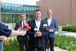 06.05.2024 Kielce. Konferencja prasowa o planach i terminie oficjalnego otwarcia Głównego Urzędu Miar. Na zdjęciu od lewej: Jacek Semaniak - prezes GUM, Krzysztof Paszyk - Minister Rozwoju i Technologii i Adam Jarubas - europoseł / Fot. Jarosław Kubalski - Radio Kielce