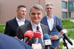 06.05.2024 Kielce. Konferencja prasowa o planach i terminie oficjalnego otwarcia Głównego Urzędu Miar. Na zdjęciu od lewej: Krzysztof Paszyk - Minister Rozwoju, Jacek Semaniak - prezes GUM i Technologii i Adam Jarubas - europoseł / Fot. Jarosław Kubalski - Radio Kielce