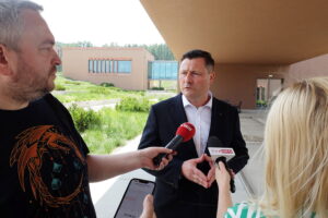 06.05.2024 Kielce. Konferencja prasowa o planach i terminie oficjalnego otwarcia Głównego Urzędu Miar. Na zdjęciu Krzysztof Paszyk - Minister Rozwoju i Technologii / Fot. Jarosław Kubalski - Radio Kielce