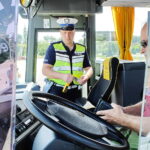 21.06.2024 Kielce. Akcja wakacje. Policja kontroluje autokar / Fot. Jarosław Kubalski - Radio Kielce