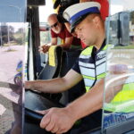 21.06.2024 Kielce. Akcja wakacje. Policja kontroluje autokar / Fot. Jarosław Kubalski - Radio Kielce
