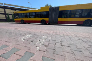 21.06.2024. Kielce. Ulica Massalskiego. Zatoka autobusowa / Fot. Wiktor Taszłow - Radio Kielce