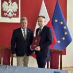 28.06.2024. Kielce. Na zdjęciu: Józef Bryk, wojewoda świętokrzyski, Piotr Krampikowski, dyrektor oddziału GDDKiA w Kielcach. Wojewoda świętokrzyski wydaje decyzję zezwalającą na budowę drugiego etapu obwodnicy Morawicy / Fot. Marcin Marszałek - Radio Kielce