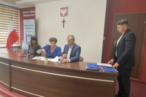 05.06.2024. Koprzywnica. Podpisanie umów na remonty dróg / Fot. Grażyna Szlęzak - Radio Kielce