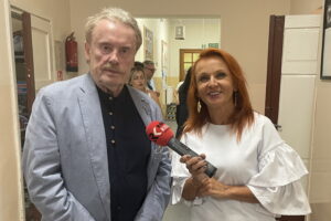 23.06.2024. Ossolin. Piknik rycerski. Na zdjęciu Daniel Olbrychski i Grażyna Szlęzak. / Fot. Grażyna Szlęzak - Radio Kielce