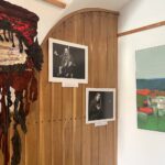 29.06.2024. Sandomierz. Prace artystów ze stowarzyszenia Emocjonaliści z Warszawy w Muzeum Historii Polskiego Ruchu Ludowego / Fot. Grażyna Szlęzak - Radio Kielce