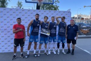 23.06.2024. Kielce. Turniej kwalifikacyjny cyklu LOTTO 3x3 Quest 2024 w koszykówce trzyosobowej. Na zdjęciu: zespół Anwil 3x3 - trzecie miejsce w zawodach / Fot. Kamil Król - Radio Kielce