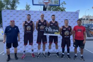 23.06.2024. Kielce. Turniej kwalifikacyjny cyklu LOTTO 3x3 Quest 2024 w koszykówce trzyosobowej. Na zdjęciu: zespół Sky Tatoo Radom - drugie miejsce w zawodach / Fot. Kamil Król - Radio Kielce