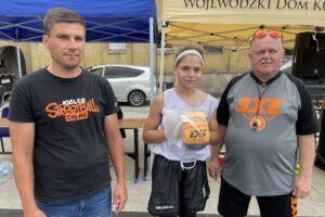 24.06.2024. Kielce. Turniej koszykówki 3x3. Na zdjęciu (od lewej): Adrian Sidor - sekretarz ŚOZKosz, Filip Jędrzejczak - UJK 4, MVP turnieju, Wojciech Imiołek - prezes ŚOZKosz / Fot. Kamil Król - Radio Kielce