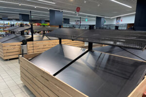 11.06.2024. Kielce. Puste półki w supermarkecie Auchan w galerii Korona / Fot. Wiktor Taszłow - Radio Kielce