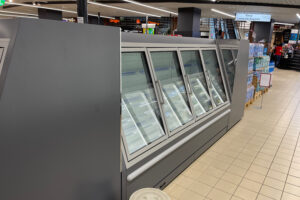 11.06.2024. Kielce. Puste półki w supermarkecie Auchan w galerii Korona / Fot. Wiktor Taszłow - Radio Kielce