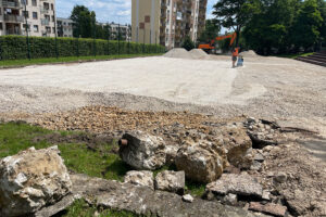 18.06.2024. Kielce. Szkoła Podstawowa numer 13. SP 13 w Kielcach. Budowa boiska / Fot. Wiktor Taszłow - Radio Kielce