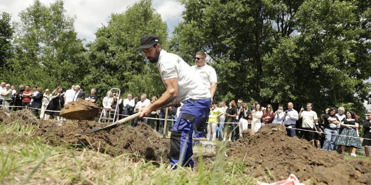 07.06.2024 Kielce Targi NECROEXPO. Międzynarodowe zawody w kopaniu grobów na czas / Fot. Jarosław Kubalski - Radio Kielce